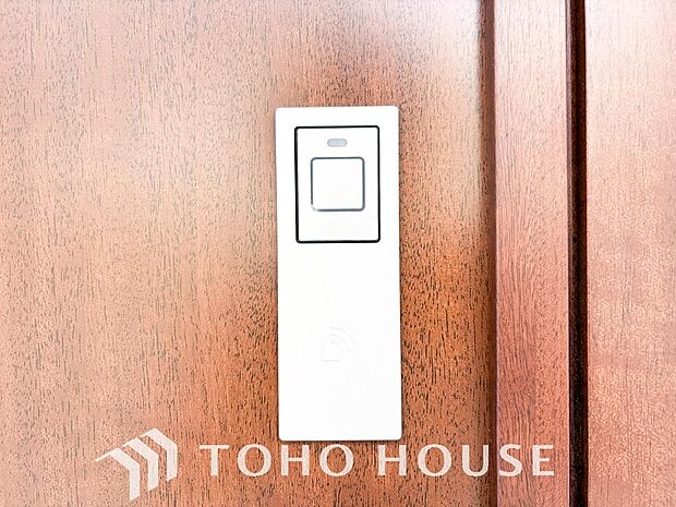 ICチップを用いたカードキー等で玄関扉の施錠＆解錠が出来る設備。最近は鍵穴の無いドアも増えてます。