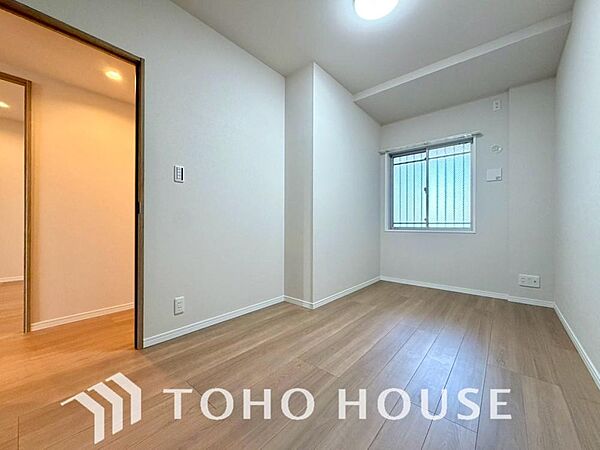 家具の配置のし易い室内です。趣味の部屋としても充分な広さを確保しております。