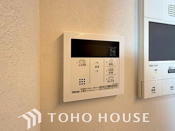 スイッチひとつで湯を浴槽に張ったり、保温や追い焚き機能を自動で行える便利なオートバスシステムを搭載。
