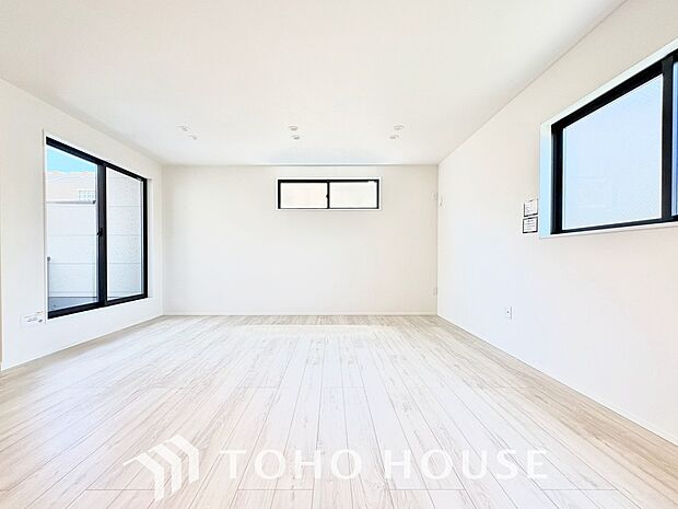 光と風が心地よい開放的なリビングは、自然と家族が集まる住まいの特等席です。家の中で一番明るく、使い勝手のよさにこだわった空間に仕上げています。家族みんながのびのびと過ごせる、開放感あふれる住まいです。