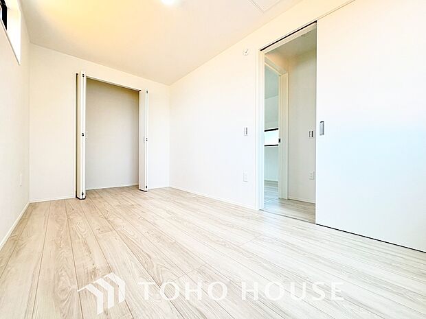 クローゼット完備で、家具配置がしやすいシンプルな居室。画像と現地では、お部屋の広さや天井高の開放感など、印象が大きく異なります。ぜひ現地に足を運んでいただき、ご自身の目で本当の魅力を確かめてください。