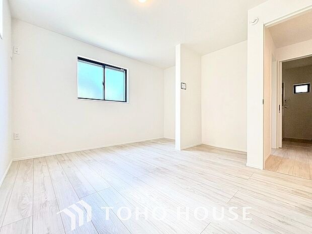 お子様の心と身体を見守る子供部屋として、小さな自立心を育むお部屋作り、を見越してご覧下さい。プライベートな時間を大切にしながら、のびのびと自分らしさを育み、健やかに成長できる、快適な空間を実現します。