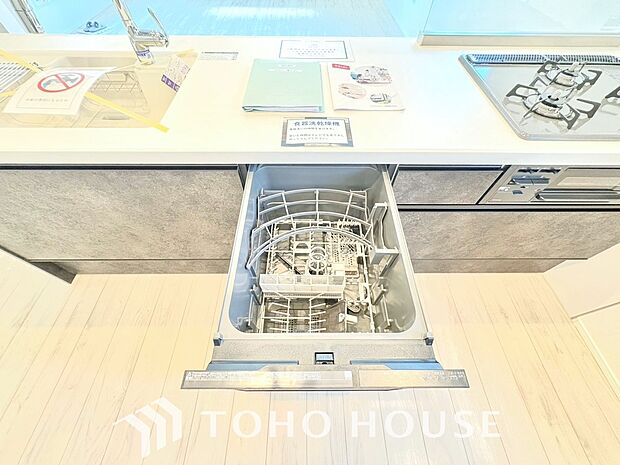 すっきり収まるビルトイン食洗機。手洗いでは難しい高温のお湯や、高圧水流を使うことにより、頑固な油汚れも、効果的に落とすことができます。家事の時間を大幅に短縮し、毎日の暮らしにゆとりをもたらす設備です。