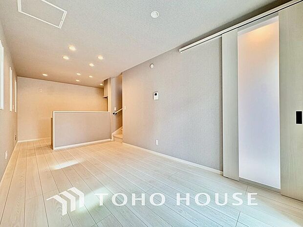 広々としたLDKは、家族が自然に集まりやすく、一緒に過ごす時間を楽しめる工夫が施されています。陽光が差し込む開放的な空間で、自然と会話が弾み笑顔が溢れます。心地よい団らんを育む、こだわり満載の住まい。