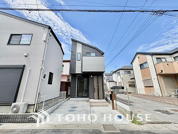 街並みに美しく映える、洗練されたスタイリッシュな外観デザイン。新築ならではの圧倒的な存在感と品格を放ち、住む人の誇りを満たしてくれます。青空に映える美しい佇まいを、ぜひ現地で実際にご覧ください。