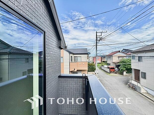 通風・採光に優れ、心地よい光と風があふれています。優しい陽射しが差し込むバルコニーとなっております。