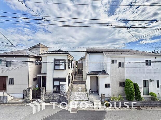豊かな陽光に照らしだされる素敵な空間。季節を問わず華やいだ素敵な風景をお楽しみいただけます。戸建てのベランダから広がる開放的な眺望が、毎日の暮らしに彩りを添え、家族だけの特別な癒やしを演出します。