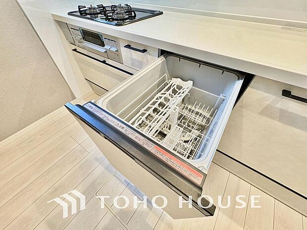 食洗機は家事の時間を短くするできることがメリット。ビルトインタイプはキッチンをすっきりとみせてくれます。手洗いに比べて節水効果も高く、食後の片付けを任せることで家族とゆったり過ごす時間を生み出します。