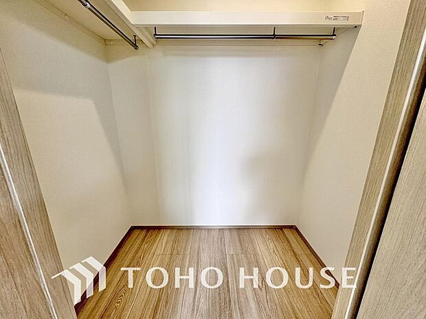 衣類から、季節物までたっぷりと収納できるウォークインクローゼットを完備。荷物を集約できるため、居室をいつでもスッキリと美しく保てます。毎日の着替えが楽しくなる、ゆとりの収納力を、ぜひ現地でご覧下さい。