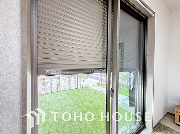 空き巣などの侵入を防ぎ、防犯性を高める一戸建ての防犯シャッター。台風や突風時の飛来物から窓ガラスを守る防災効果もです。遮音性や遮光性にもめて優れ夜間も安心して眠れる快適で安全な住まいを叶えます。