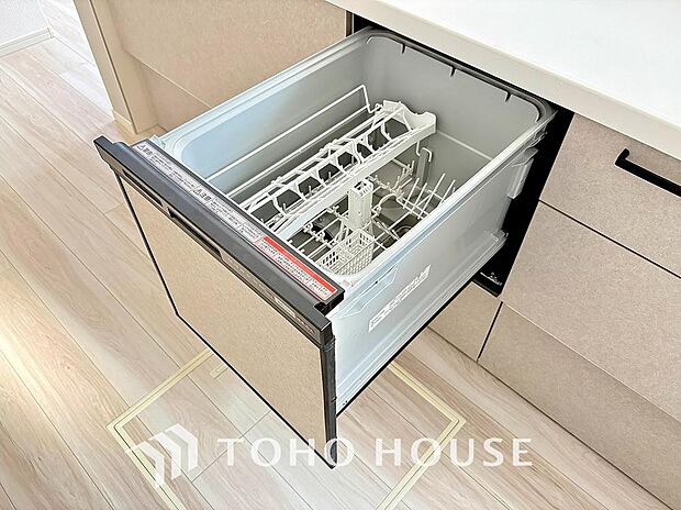 すっきり収まるビルトイン食洗機。手洗いでは難しい高温のお湯や、高圧水流を使うことにより、頑固な油汚れも、効果的に落とすことができます。家事の時間を大幅に短縮し、毎日の暮らしにゆとりをもたらす設備です。