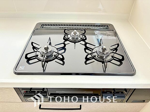 毎日料理をする方や、品数を多く作りたいご家族に、嬉しい3口コンロ。複数の調理を同時に進められるため、忙しい時間帯の夕食準備もスムーズにはかどります。料理の効率と、楽しさを広げてくれる、必須の設備です。