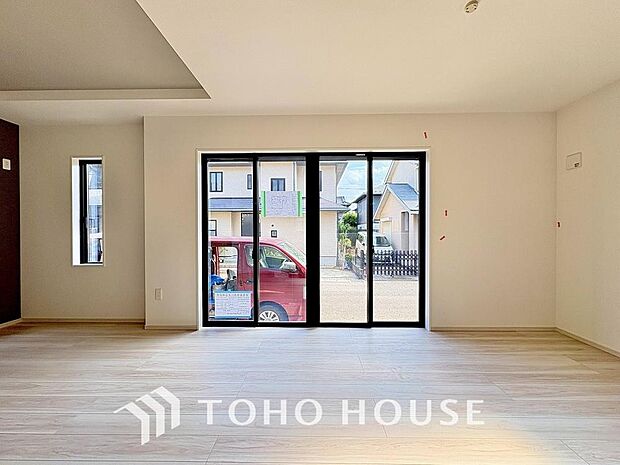 建物の居住性にこだわった邸宅は、「落ち着き」と「安らぎ」と「快適」を実現してくれます。「ホワイトナチュラルのテイスト」が、自然体で過ごせる心地良さを生み出し、家族の優しい時間がここでは流れてゆきます。