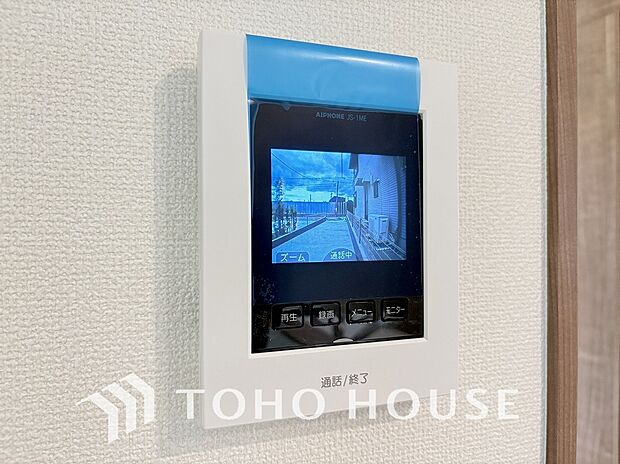 「見える安心」を実現するＴＶモニター付きインターホンを設置。来訪者の顔を室内から一目で確認できるため、防犯性が高く、お子様の留守番時も安心です。家族の安全を守る確かな配慮を、ぜひ現地でお確かめ下さい。