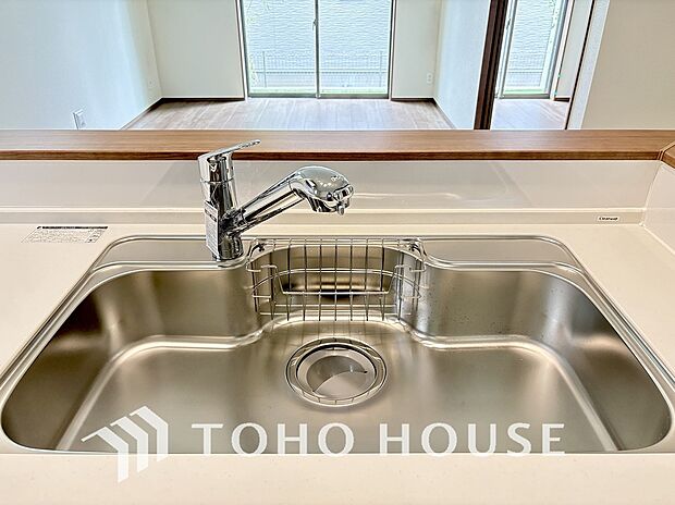 ボタン一つで浄水と原水を切り替えられる浄水器一体型水栓。場所を取らずにおいしく安全な水が使え、毎日の料理を美味しくサポートします。近年主流となっている人気のスタイリッシュな設備をぜひ現地でご覧下さい。