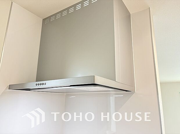 静音性や省エネ性に優れ、デザインもスタイリッシュな最新レンジフード。効率的な換気で料理を快適にし、面倒なお手入れの手間も省けます。空間を美しく、引き締める洗練された機能美を、ぜひ現地でお確かめ下さい。