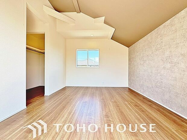 心と体をゆったりと安らげる主寝室。寝室のゆとりが大きい分だけ、日々の暮らしの安らぎはより深まります。一日の疲れを心地よく癒やし、贅沢なプライベートタイムを穏やかに過ごせる、広々とした快適な空間ですね。