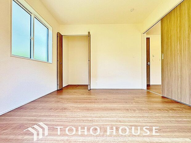 お子様の心と身体を見守る子供部屋。小さな自立心を育むお部屋作りを見越してぜひご覧ください。成長に合わせたレイアウト変更もしやすく、のびのびと過ごせる工夫が詰まった、家族の未来に寄り添う快適な空間です。
