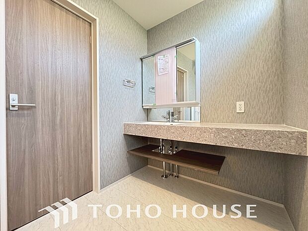 平日の朝であっても落ち着きとくつろぎを感じられる空間。気持ちよく身だしなみを整えられます。ゆとりある広さの洗面台には大型ミラーや収納も完備。慌ただしい朝の時間にも、心地よいゆとりが生まれる設計です。