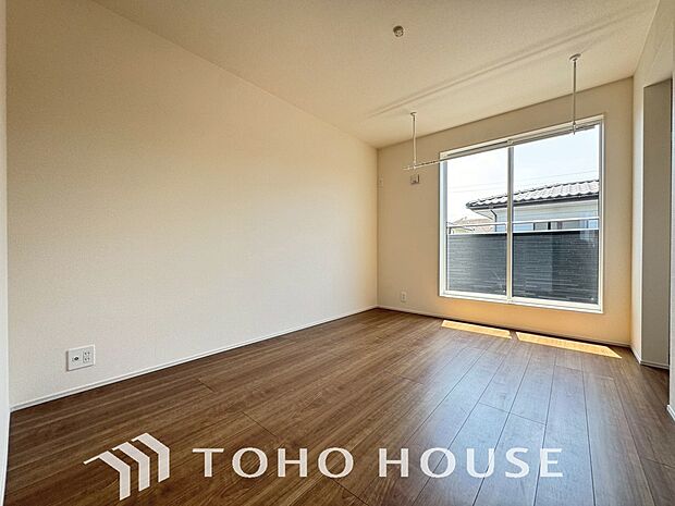 白を基調とした室内は、明るい住空間を造り出すだけでなく清潔感をもたらしてくれます。どんな家具とも合わせやすく、お好みのインテリアで自分らしい空間演出を楽しめるのも、白をベースにした間取りの魅力ですね。
