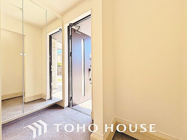 毎日家族を見送り、そして迎え入れる「帰りたくなる家」をテーマに設計した自慢の玄関です。「ただいま」「おかえり」。新居で交わす何気ない挨拶や、日々のやり取りが、家族の絆をより一層深めて心地よく響きます。