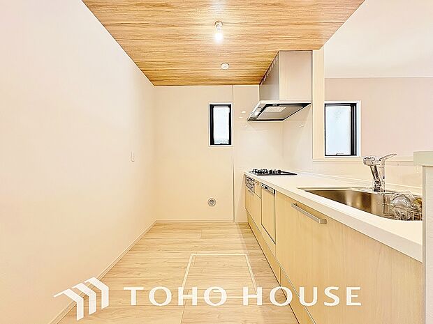 優しい温もりを醸し出す、美しく使いやすいキッチン空間です。随所に、料理のための配慮を注いだ、広々としたスペース。快適にのびのびと作業ができるので、毎日の料理が楽しくなり、料理の腕も日に日に上がります。