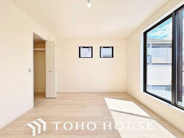 快適な光と心地よい風を取り入れ、心と体をゆったりと安らげる寝室です。広々とした洋室は寝室に最適です。ベッドやデスク、ドレッサーなどを配置しても、ゆとりある空間で、一日の疲れを心地よく癒やしてくれます。
