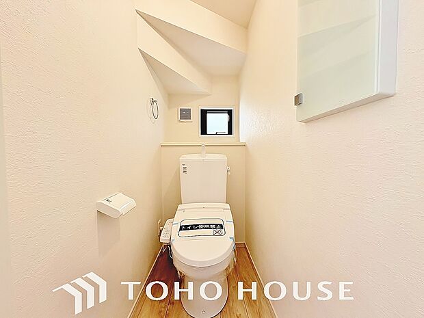 清潔な空間であって頂けますように、目に留まるだけではなく、汚れをふき取り易いフロアと壁紙をチョイス。快適な温水洗浄便座付。手洗い一体型のトイレはスペースの節約ができ、ゆったりとした空間が確保できます。