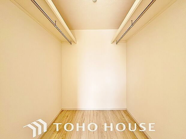 たっぷりと荷物が収納できるよう、ウォークインクローゼットを完備しました。実際の大きさや、広さの感覚は、画像とは異なりますので、ぜひ現地に足を運んでいただき、ご自身の目でその魅力を確かめてみてください。