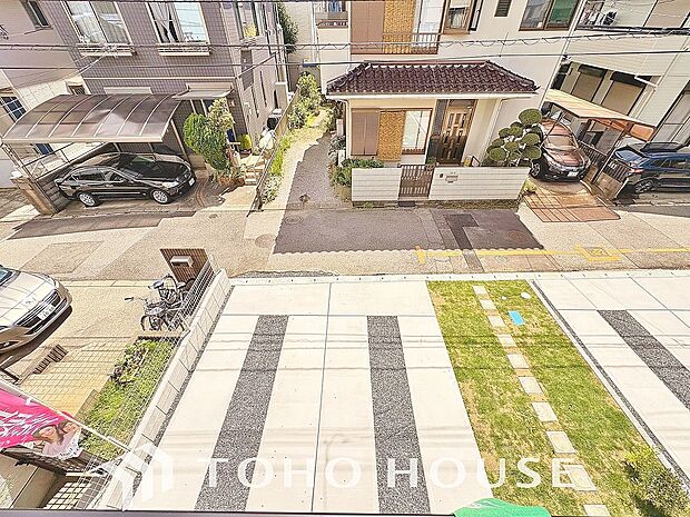 ゆったりとした駐車スペースを確保いたしましたので、大きめのお車でも、駐車可能です。家族みんなの自転車等の置場にも困りません。マンションとは違う敷地内駐車。ご主人様のお車のお手入れにも気合が入りますね。