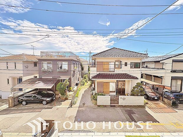 青空を感じられるバルコニーには、爽やかな風が吹き抜け、周辺には戸建住宅街の景色が広がります・・・。その豊かな眺望にふさわしい住空間には、通風と採光にも優れ、心地よい光と風があふれる設計となっています。