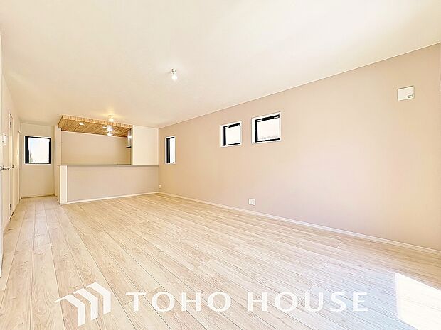 建物の居住性にこだわった邸宅は、「落ち着き」と「安らぎ」と「快適」を実現してくれます。「ホワイトナチュラルのテイスト」が、自然体で過ごせる心地良さを生み出し、家族の優しい時間がここでは流れてゆきます。