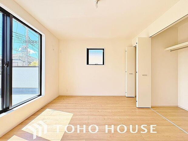 快適な光と心地よい風を取り入れ、心と体をゆったりと安らげる寝室です。広々とした洋室は寝室に最適です。ベッドやデスク、ドレッサーなどを配置しても、ゆとりある空間で、一日の疲れを心地よく癒やしてくれます。