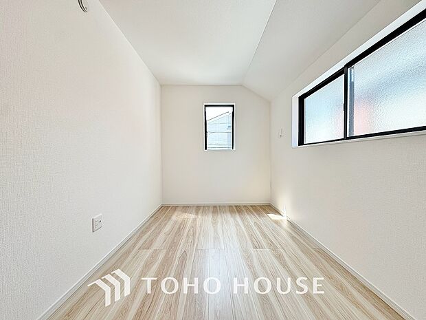 お子様の心と身体を見守る子供部屋。小さな自立心を育む工夫が施された空間設計です。将来の部屋割りや成長に伴う模様替えなども見据え、ご家族の明るい未来をイメージしながら魅力あふれる現地をぜひご覧ください。