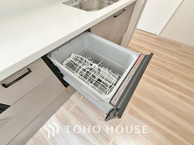 家事の時間を大幅に短縮できる便利な食器洗い乾燥機を完備。ビルトインタイプのため、キッチン周りをすっきりと美しく見せてくれます。手荒れを防ぎ、ゆとりの時間を生み出す先進設備を、ぜひ現地でお確かめ下さい。