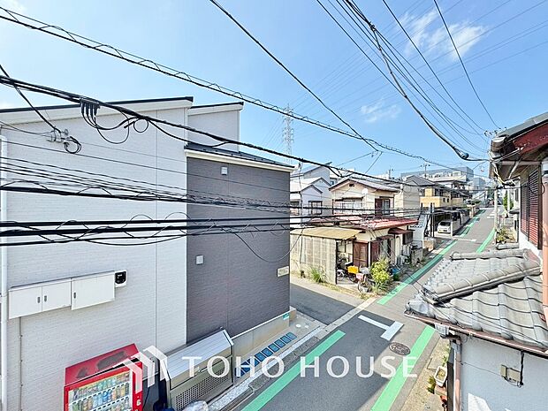 豊かな眺望にふさわしい空間には、優れた通風と採光により、心地よい光と風があふれています。圧倒的な開放感と、四季の移ろいを肌で感じる贅沢な住み心地。この地ならではの特別な情景を、ぜひ現地でご体感下さい。