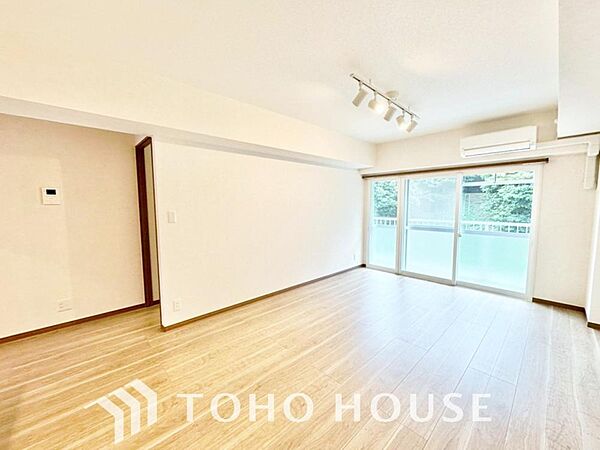 広いＬＤＫでは家族が集まり一緒の時間を過ごせる工夫がされております。心地よい光が差し込む大空間は、毎日の会話も弾む憩いの場所に。住まいの中心として家族の温かい時間を優しく包み込む魅力あふれる空間です。