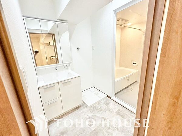 平日の朝であっても落ち着きとくつろぎを感じられる空間。気持ちよく身だしなみを整えられます。ゆとりある広さの洗面台には大型ミラーや収納も完備。慌ただしい朝の時間にも、心地よいゆとりが生まれる設計です。