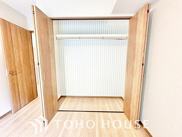 居室にはクローゼットを完備！すっきりと収納できるため、自由度の高い家具の配置が叶うシンプルな空間です。無駄のない間取りは模様替えもしやすく、自分好みの快適なお部屋作りをいつでも思う存分に満喫できます。