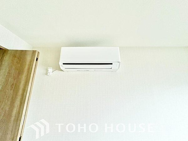 エアコンは空気を汚さず場所も取らないので、お部屋を広く使えます。設置工事などの初期費用がカットできるのは嬉しいですね。日々の快適な室温を保ち、暮らしに心地よいゆとりをプラスする、家計に優しい設備です。