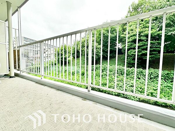 頬をなでる優しい風を肌で感じるバルコニー。つい深呼吸をしたくなるほど気持ちの良い眺望です。心地よい光が差し込むリビングとも繋がり、毎日の暮らしに贅沢な開放感と特別な癒やしの時間をずっと届けてくれます。