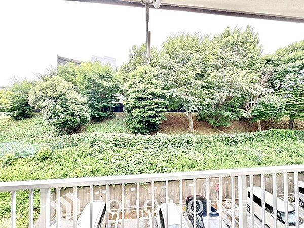 豊かな眺望にふさわしい空間は、通風・採光に優れ、心地よい光と風があふれています。明るい陽ざしが差し込む開放的なリビングとも繋がり、毎日の暮らしに上質な癒やしと特別な時間を届けてくれる素敵な住まいです。
