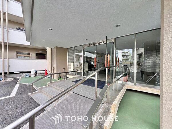 メインエントランスは低層マンションの贅を彷彿させるような佇まいとなっております。