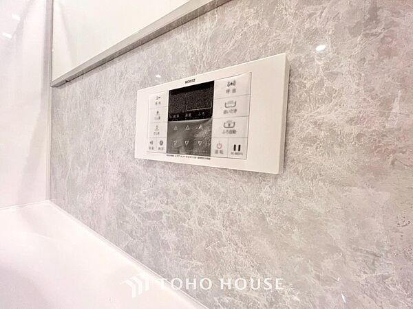 スイッチひとつで湯を浴槽に張ったり、保温や追い焚き機能を自動で行える便利なオートバスシステムを搭載。