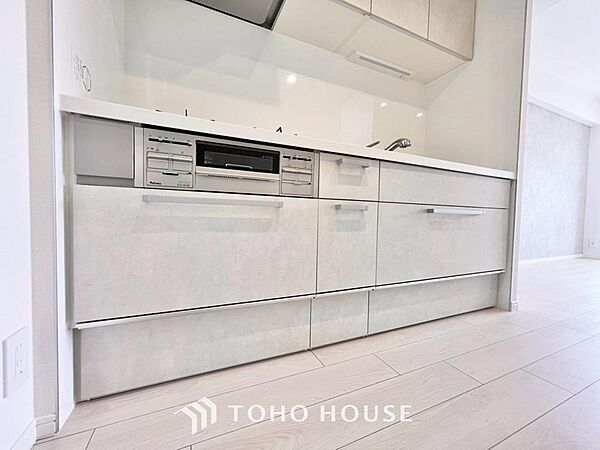 美しく使いやすいキッチン空間。優しい温もりを醸し出すキッチンは、料理のための配慮を随所に注ぎました。作業動線を考えた収納やお手入れしやすい素材を採用し毎日の家事を快適にサポートするこだわりの設計です。