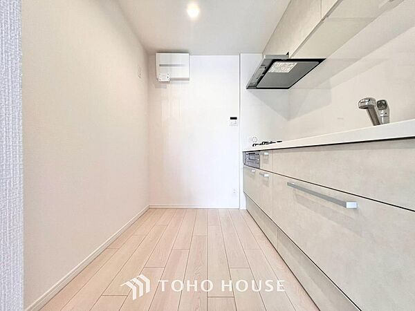 大型の冷蔵庫やレンジボードもしっかり置ける広々としたキッチンスペース。家電をすっきり配置できるゆとりがある為、調理スペースが狭まらず毎日の料理も快適です。家事動線に優れた使い勝手の良い理想のキッチン。