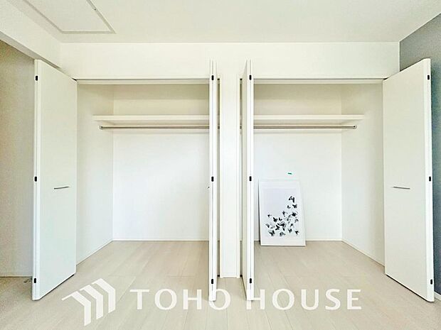 クローゼット完備で、家具配置がしやすいシンプルな居室。画像と現地では、お部屋の広さや天井高の開放感など、印象が大きく異なります。ぜひ現地に足を運んでいただき、ご自身の目で本当の魅力を確かめてください。
