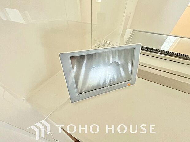 「太陽光発電システム」晴天時だけでなく、日照の変わりやすい朝夕や曇りでも、最大電力点を素早く見つけ出し、最適な発電を維持します。朝夕や曇りなどの日照の少ない時も高効率に発電します。