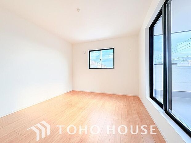 お子様の心と身体を見守る子供部屋。小さな自立心を育むお部屋作りを見越してぜひご覧ください。成長に合わせたレイアウト変更もしやすく、のびのびと過ごせる工夫が詰まった、家族の未来に寄り添う快適な空間です。