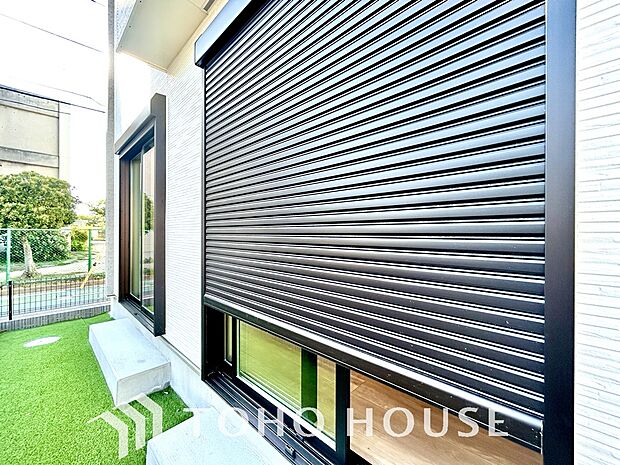 「シャッター」台風などの激しい雨・風からお家を守るのはもちろん。空き巣対策などの防犯抑止や防音にも効果を発揮します。夜勤明けで真っ暗にして眠りたい方にも必須のアイテムです。
